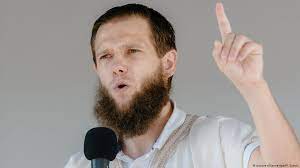 Er und acht weitere beschuldigte sollen nun vor gericht gestellt. Sharia Police Salafist Sven Lau Goes On Trial In Germany News Dw 06 09 2016