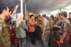 Satuan polisi pamong praja, disingkat satpol pp, adalah perangkat pemerintah daerah dalam memelihara ketentraman dan ketertiban umum serta menegakkan peraturan daerah. Pemprov Jabar Akan Rekrut 100 Tenaga Satpol Pp