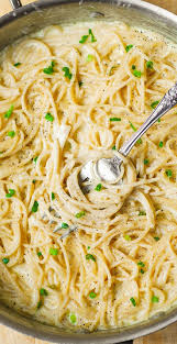 Homemade Creamy Four Cheese Garlic Spaghetti Sauce Easy Dinners Spaghetti Recipes Spaghetti Rezepte Rezepte Knoblauch Spaghetti