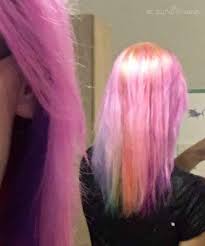 Schöne lange haare mit lockigen spitzen, obere hälfte der haare gebunden in einem lockeren halben dutt, haare in vielen farben, haare in half bun. Regenbogen Haare So Funktioniert Das Farben Anfanger Anleitung Metterschling Und Maulwurfn