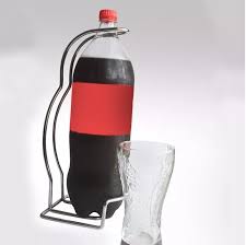 20 garrafas pet de fanta 2 litros (ou da kuat) 8 flores para decorar pregador de roupa (para ajudar a moldar) linha de seda agulha de crochê enfeites (flores grandes) papelão (para o molde). Suporte Para Refrigerante 2 Litros Pet Porta Garrafa Alca