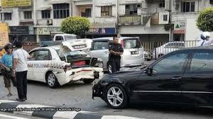 Bincang dengan pemandu kereta yang korang langgar tu apa tindakan yang korang berdua nak ambil selepas ini dengan nada percakapan yang baik & sopan santun supaya dia tak bengang ngan korang, kalau perlukan aauuww…korang aauuww jerla.hehe….dalam perbincangan nie, korang boleh. Jika Kemalangan Dengan Kereta Polis Automatik Salah Asklegal My
