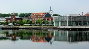 Перевод слова by, американское и британское произношение, транскрипция, словосочетания, примеры использования. Thisted By