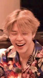 McKenzie Holder adlı kullanıcının BTS panosundaki Pin