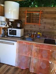 Une kitchenette est une petite cuisine, ne constituant pas une pièce à part entière et donnant dans une autre pièce. Yourte Mongole Auvergne Destination Volcans