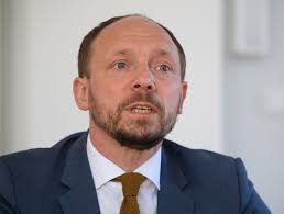 Menschen in ostdeutschland seien anfälliger für rechtsradikale parteien, sagt der ostbeauftragte der regierung. Wanderwitz Im Osten Starkere Neigung Zu Rechten Parteien