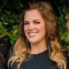 I think they are sirens calling her to the sea 🌊 not mermaids