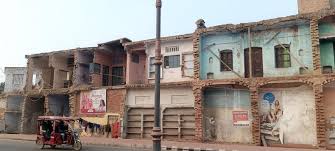 Ayodhya: All Eyes Skyward at Grand Temple; Shopkeepers Left With Rubble Below | NewsClick