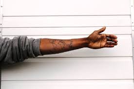 Kleine kreuz tattoos am arm | einfache cross tattoos für jun. Tattoo Kosten 2021 Aktuelle Preise