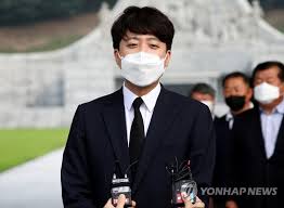 홍준표 무소속 의원 (왼쪽 사진)과 이준석 전 미래통합당 최고위원. ì´ì¤€ì„ ë³µë‹¹ ëŠ¦ì¶œ ì´ìœ  ì—†ë‹¤ í™ì¤€í'œ ë‹¨ì¹¼ì— í'€ì–´ì•¼ ì—°í•©ë‰´ìŠ¤