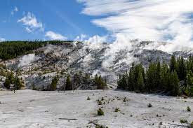 Roaring mountain is in yellowstone national park in the u.s. Datei Roaring Mountain Ynp4 Jpg Wikipedia