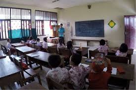 Ketika dia sedang memberikan materi pelajaran dan menjelaskannya didepan kelas. Kemendikbud Teknologi Tak Akan Menggantikan Guru Guru Yang Baik