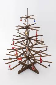 Vous pouvez effectuer une finition décorative au choix après un ponçage de toute la surface au papier de. Fabriquer Un Sapin De Noel 10 Idees Originales Et Ecologiques Deconome