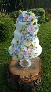 Touches of gold add a beautiful autumnal feel to this elegantly crafted floral. Louise Baker On Twitter Beautiful Pastel Flower Wedding Cake Cakeoftheday Wedding Cake Bride Groom Lincolnshire Sugar Flowers Easter Marriage Https T Co 8xc4i60qjx