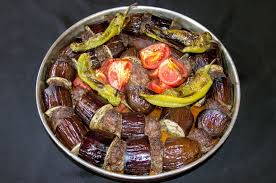 1 kilo patlıcan, 500 gr kuşbaşı doğranmış et, 1 adet kuru soğan, 2 adet domates, 2 diş sarımsak, 2 adet sivri biber, 3 yemek kaşığı zeytinyağı, tuz, karabiber, 1 yemek kaşığı domates salçası, 1 su bardağı su, tuz, domates ve biber dilimleri. Patlican Kebabi Firinda Antep Sofrasi