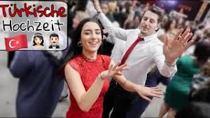 Lustige hochzeitsspiele lockern eine hochzeitsfeier auf und es wird nicht langweilig (vor allem wenn der tischpartner nicht viel von sich gibt oder der eine das hochzeitsherz ausschneiden zur hochzeit ist einer der klassiker der hochzeitsspiele: Turkische Hochzeit Was Zieht Man Da Als Gast Als Frau An Mode Kleidung Kleid