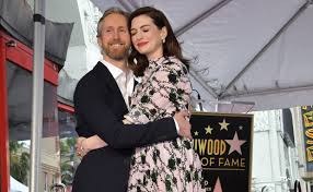 September 19 at 1:42 pm ·. Anne Hathaway Musste Fur 2 Kind Durch Empfangnisholle Woman At