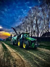 DANIEL PRACUJE AKO TRAKTORISTA A NA INSTAGRAME BAVÍ TISÍCE ĽUDÍ