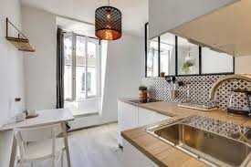 Miniature Un Studio De 27 M2 Restructure A Paris 18eme En Vue D Une Location Paris Ever In Cuisines Dans Salon Petit Appartement Ikea Minuscules Appartements