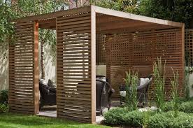 Holz Pergola Als Sonnen Und Sichtschutz 2019 Holz Pergola Als Sonnen Und Sichtschutz The Post Holz Pergola Pergola Patio Modern Pergola Modern Front Yard