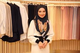 Neelofa, seorang wanita yang berjaya bukan sahaja disebabkan bakatnya dalam industri seni, malah dia juga seorang usahawan tudung yang terkenal. Enam Tahun Bangunkan Perniagaan Bersama Keluarga Neelofa Lalui Pelbagai Cabaran Bina Jenama Berselisih Pendapat Itu Perkara Biasa Hiburan Mstar