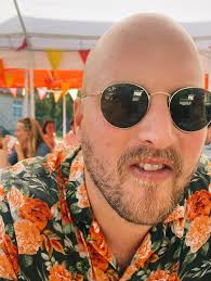 30 årskaka på ön! Oförglömlig dag med alla mina favoriter. Varm i hjärtat  och lite 🤪skakig på handen🤪 TACK TACK TACK!!🌞🍺🎈🪩❣️ tips; Man bör boka  @freddegustavsson som toastmaster