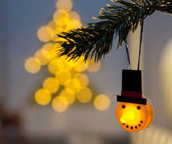 Wir zeigen ihnen, wie sie einen kleinen schneemann aus einer weißen socke selber machen. Schneemann Anhanger Selber Basteln Globus Baumarkt