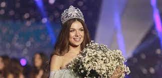ملكة جمال لبنان مايا رعيدي تشجع السياحة في بلدها بإطلالة جريئة في المتحف الوطني صور fashion crown crown jewelry