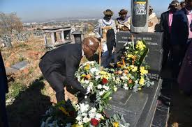 Objectives of the solomon mahlangu scholarship fund: South African Government On Twitter Laying Of Wreaths Ceremony At Solomon Mahlangu Grave Kalushiday