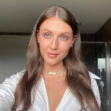 Amy Eshuys's Instagram, Twitter & Facebook