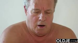 Секс молоденькой красотки с толстым седым стариком