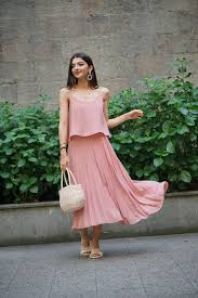 Her gülün rengine göre taşıdığı anlam da farklıdır. Gul Kurusu Elbise Kombinleri Kadin Blogu