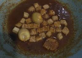 Kupas telur puyuh yang sudah direbus, sisihkan. Semur Tahu Telur Diah Didi