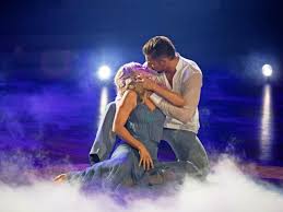 Nach benjamin piwkos tanz kann motsi ihre tränen einfach nicht zurückhalten. Let S Dance 2019 Darum Brachte Benjamin Piwko Victoria Swarovski Und Motsi Mabuse Zum Weinen