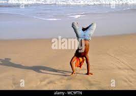 Handstand auf dem Ufer nackter Mann macht einen handstand Stockfotografie -  Alamy