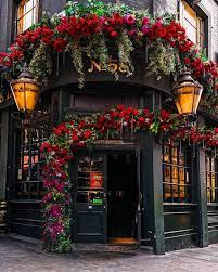 Gezmeliyiz On Twitter Valentines Window Display Holiday Store Holiday Decor
