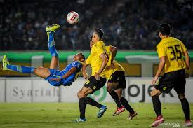 Persib bandung takımının kadrosu, teknik direktörü, sakat ve cezalı futbolcuları, fikstür ve sonuçları yeniasır.com.tr canlı skor sayfasında bulabilirsiniz. Laga Persahabatan Persib Vs Barito Berakhir Dengan Skor 2 1 Antara News