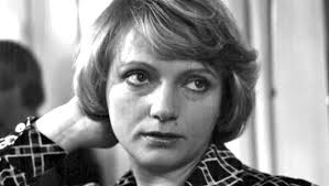 W hicie PRL była „panią magister”. Aktorka posiada dużo wyższy stopień  naukowy