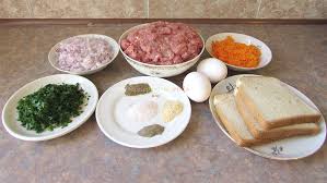 Chiftele din carne tocata, piftele, chiftele sau chiftelute, moi si pufoase, coapte sau prajite, fine, pufoase, usor dulcege si in acelasi timp picante, pur si simplu niste chiftelute/piftele perfecte. Chiftelute Din Carne Tocata La Cuptor Retete Pentru O Viata