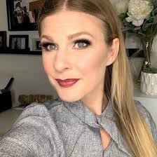 Slipping into some deeper looks prepping for a virtual holiday season!  ⠀⠀⠀⠀⠀⠀⠀⠀⠀ The joy I get from playing with makeup is unbeatable. Blending  shades, finding my favourites and pushing my artistry is