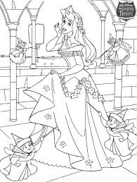 Tous nos coloriages à imprimer et à colorier sont gratuits et classés par thème, il vous suffit de choisir et imprimer votre dessin pour colorier pendant des heures! La Belle Au Bois Dormant De Disney Coloriage Disney Coloriage Coloriage Princesse
