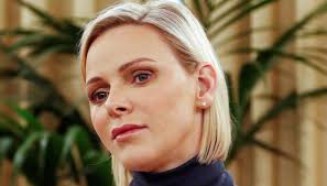 Charlène di monaco non smette di stupirci e stavolta non per i suoi look (solo qualche tempo fa ci aveva incantate con il suo nuovo hairstyle con frangetta rock) e/o le sue dichiarazioni. Charlene Di Monaco Rompe Il Silenzio La Figlia Segreta Di Alberto E La Crisi Dilei