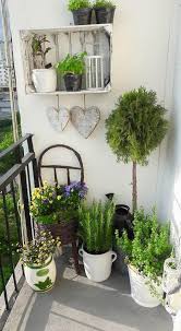 Untuk posisi balkon sendiri, baiknya terletak di bagian depan lantai depan rumah atau menghadap langsung ke taman rumah. Lingkar Warna 15 Desain Inspiratif Balkon Rumah Minimalis Dengan Taman Kering