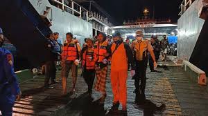 Sebelum tenggelam kri teluk jakarta merupakan salah satu kapal perang tni al yang berada di bawah jajaran satuan kapal amfibi (satfib) koarmada ii. Pewplsgellvhtm