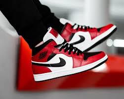 Air Jordan 1 Mid Chicago Black Toe In 2020 Air Jordans Retro Air Jordans Jordans Sneakers Outfit