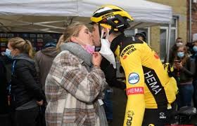 De belg wout van aert heeft in de krawatencross zijn eerste overwinning geboekt sinds zijn zware val in de tour de france van vorig jaar. Sarah De Bie The Wife Of Wout Van Aert Is Under
