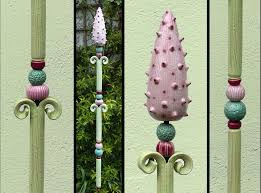 Gartenkugeln Stelen Gartenstele Maigrun Rosa Ein Designerstuck Von Brigitte Peglow Bei Dawanda Keramik Blumen Gartenstelen Hand Gebaut Keramik