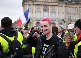 • gilet jaune dancing ft. Gilets Jaunes Main Arrachee A Bordeaux La Plainte D Antoine Boudinet Classee Sans Suite
