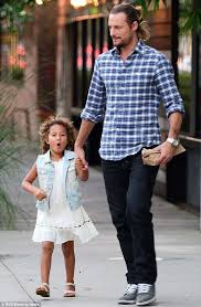 Spor yapmayı günlük hayatının bir parçası haline getiren 54 yaşındaki berry, karın ve bacak kası çalışırken çekilen fotoğraflarını paylaştı. Halle Berry And Husband Olivier Martinez S Baby Name Revealed Halle Berry Halle Berry Daughter Celebrity Kids Fashion