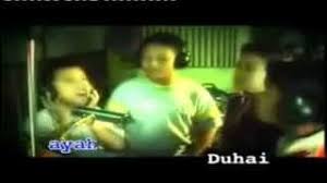 Me·na·rikh·kan v 1 membubuhkan tarikh (hari, bulan, dan tahun); Hari Bapa Disambut Shafiqolbu